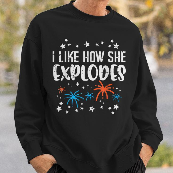 4Th July I Like How She Explodes Funny Patriotic Couple Men Gift For Mens Sweatshirt Gifts for Him