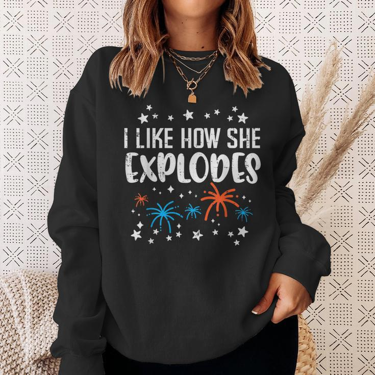 4Th July I Like How She Explodes Funny Patriotic Couple Men Gift For Mens Sweatshirt Gifts for Her