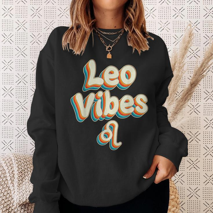 Cute Retro Leo Vibes Funny Leo Zodiac Birthday Decorations Sweatshirt Gifts for Her