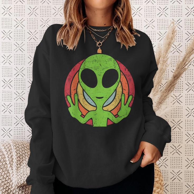 Retro 80'S Style Vintage Ufo Lover Alien Space Sweatshirt Gifts for Her