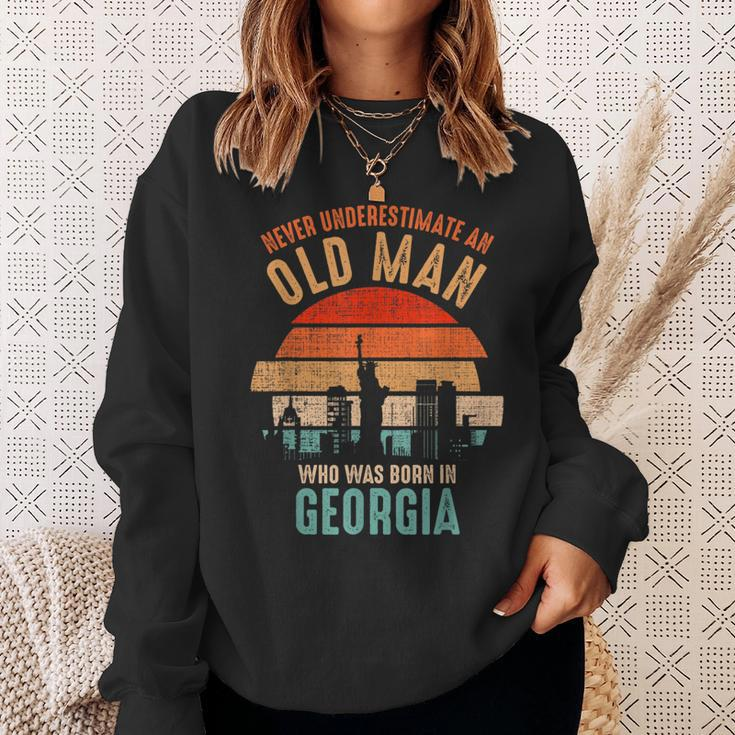 Mb Never Underestimate An Old Man Born In Hawaii Sweatshirt Gifts for Her