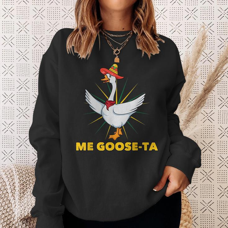 Me Goose-Ta Funny Mexican Spanish Goose Language Pun Gift Sweatshirt Gifts for Her