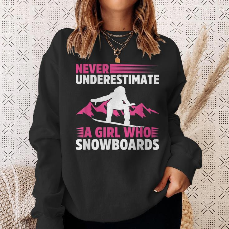 Never Underestimate A Girl Snowboard Snowboarder Wintersport Sweatshirt Gifts for Her
