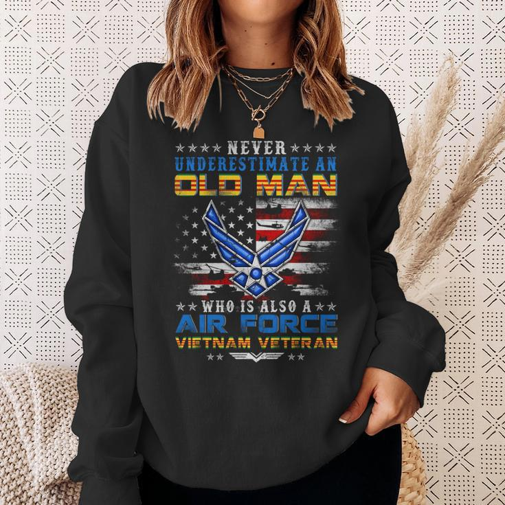 Never Underestimate An Oldman Us Air Force Vietnam Veteran Sweatshirt Gifts for Her