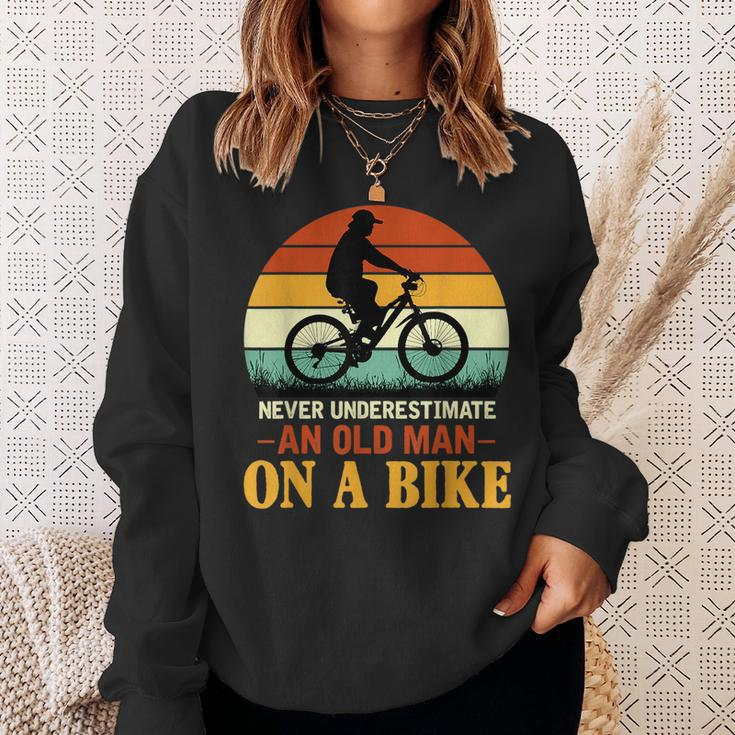 Never Underestimate Funny Quote An Old Man On A Bicycle Retr Sweatshirt Gifts for Her
