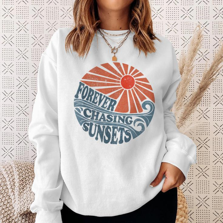 Vintage Forever Chasing Sunsets Retro 70S Beach Vacation Sweatshirt Gifts for Her