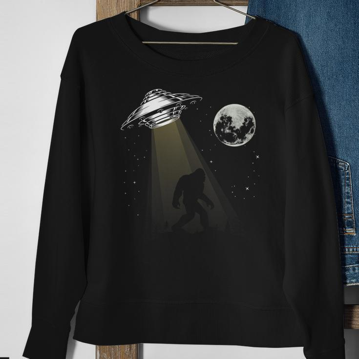 Bigfoot Ufo Sasquatch Alien Spaceship Bigfoot Lovers Sweatshirt Gifts for Old Women