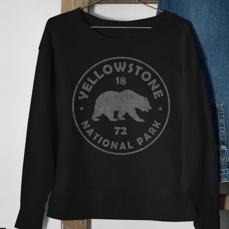 Retro Bear Yellowstone National Park 1872 Hiking Souvenir Sweatshirt Gifts for Old Women