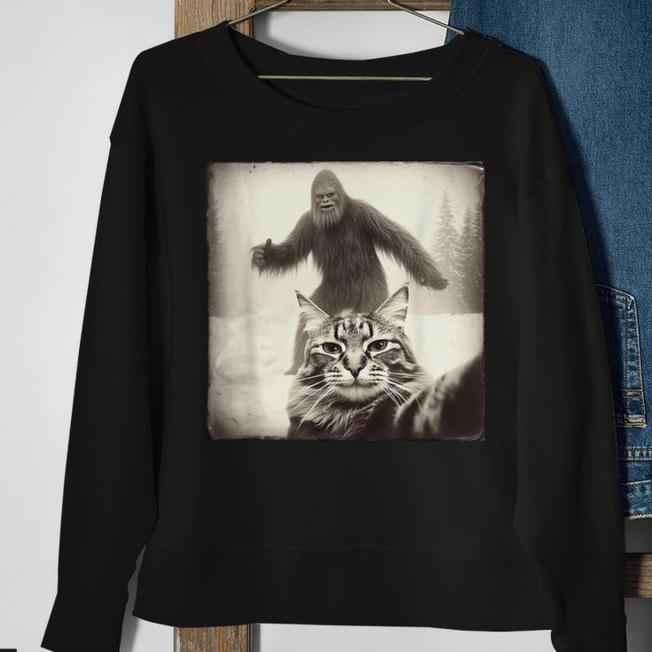 Selfie Cat Finds Bigfoot Sasquatch Cat Bigfoot Photo Sweatshirt Gifts for Old Women
