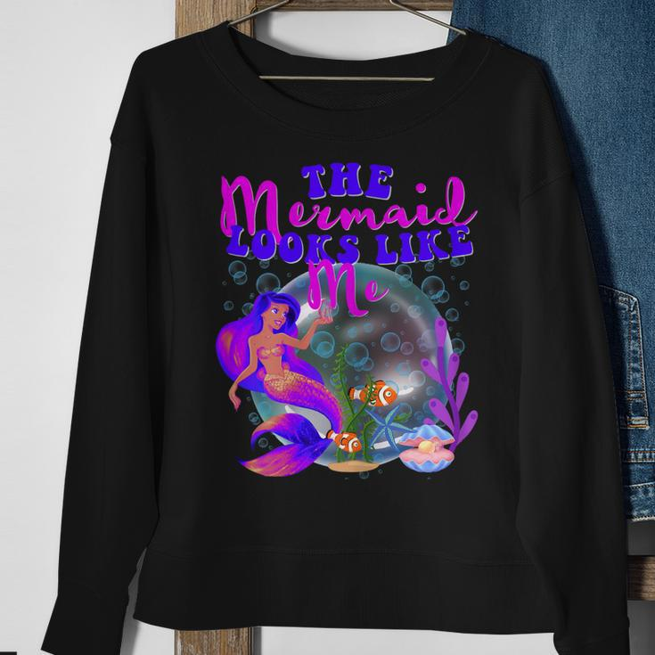 The Mermaid Looks Like Me Black Girl Sweatshirt Gifts for Old Women
