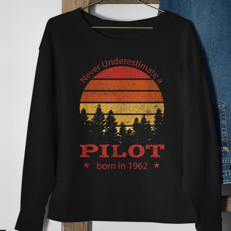 Never Underestimate A Pilot Flying Planes Retro Sunset Sweatshirt Gifts for Old Women