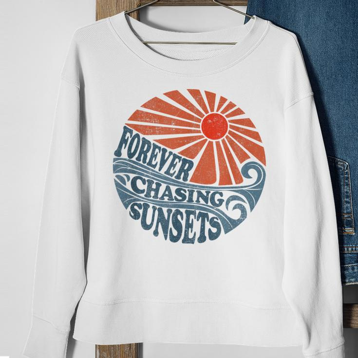 Vintage Forever Chasing Sunsets Retro 70S Beach Vacation Sweatshirt Gifts for Old Women