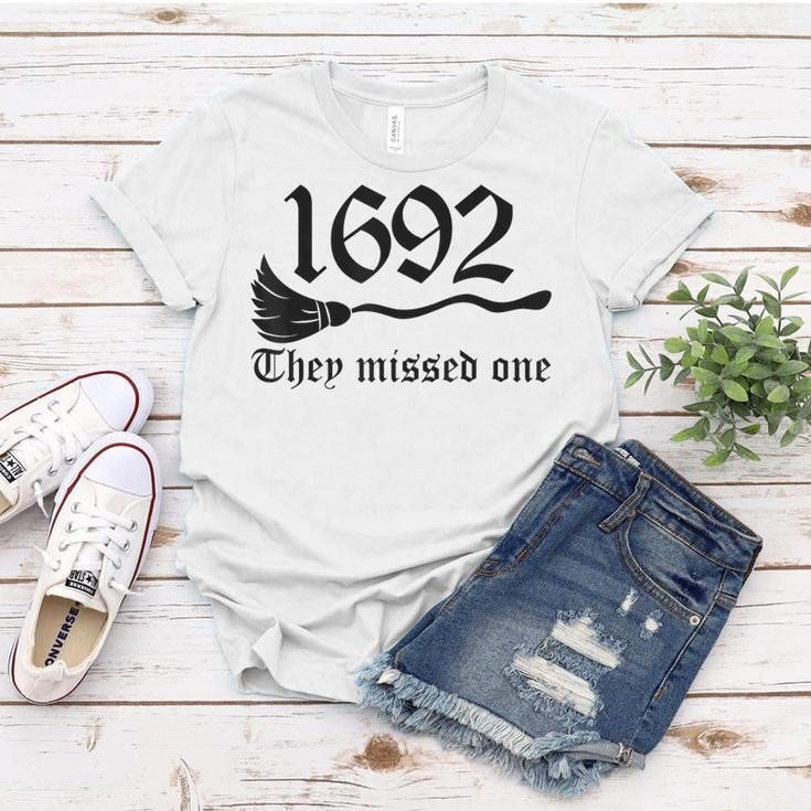 Retro Salem Massachusetts 1692 They Missed One Vintage Retro Women T-shirt Unique Gifts