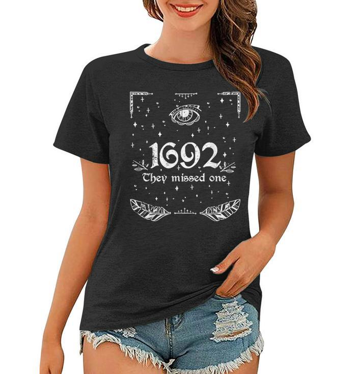 Vintage Halloween Costume Salem 1692 They Missed One Women T-shirt