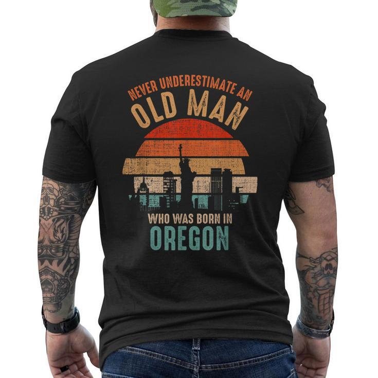 Mb Never Underestimate An Old Man Born In Oregon Men's T-shirt Back Print
