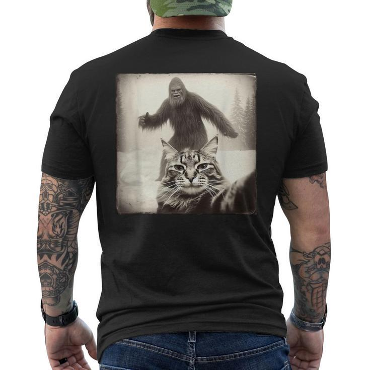 Selfie Cat Finds Bigfoot Sasquatch Cat Bigfoot Photo Men's T-shirt Back Print