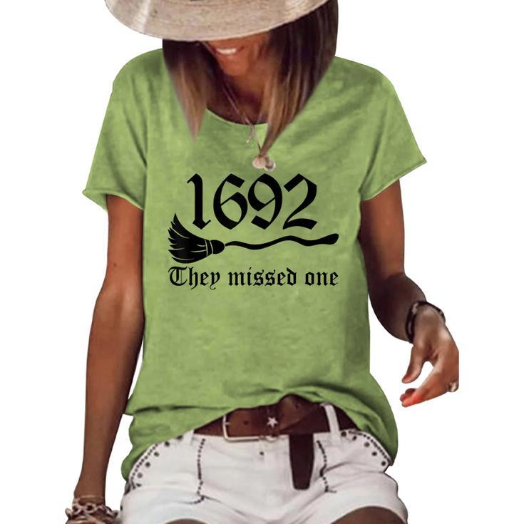 Retro Salem Massachusetts 1692 They Missed One Vintage Retro Women's Loose T-shirt