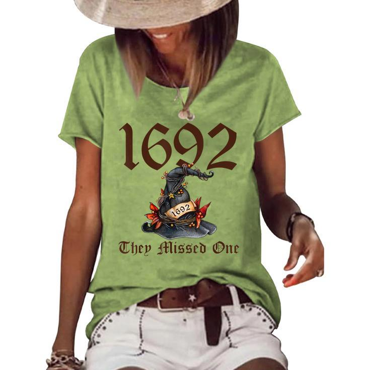 Retro Vintage Salem 1692 They Missed One Floral Witch Hat Women's Loose T-shirt