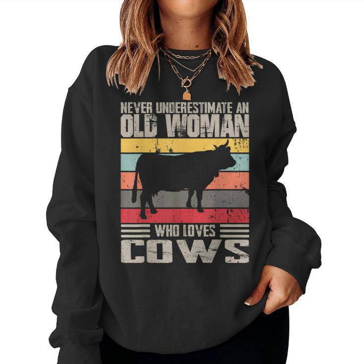 Vintage Never Underestimate An Old Woman Who Loves Cows Cute Women Sweatshirt