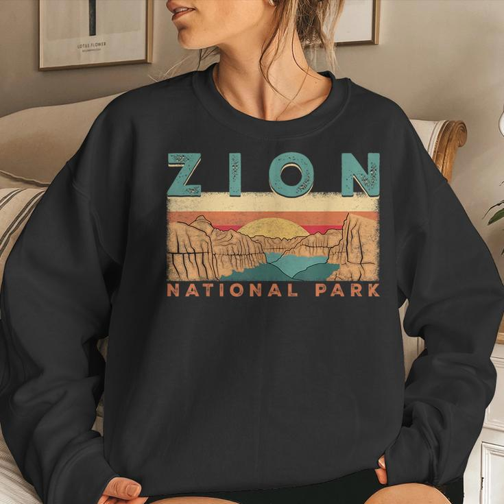 Retro Zion National Park Utah Mountain Women Men Kids Hiking Women Crewneck Graphic Sweatshirt Gifts for Her