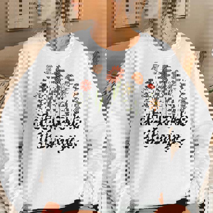 Cultivando Bilingues Dual Language Crew Bilingual Teacher Women Crewneck Graphic Sweatshirt Gifts for Her