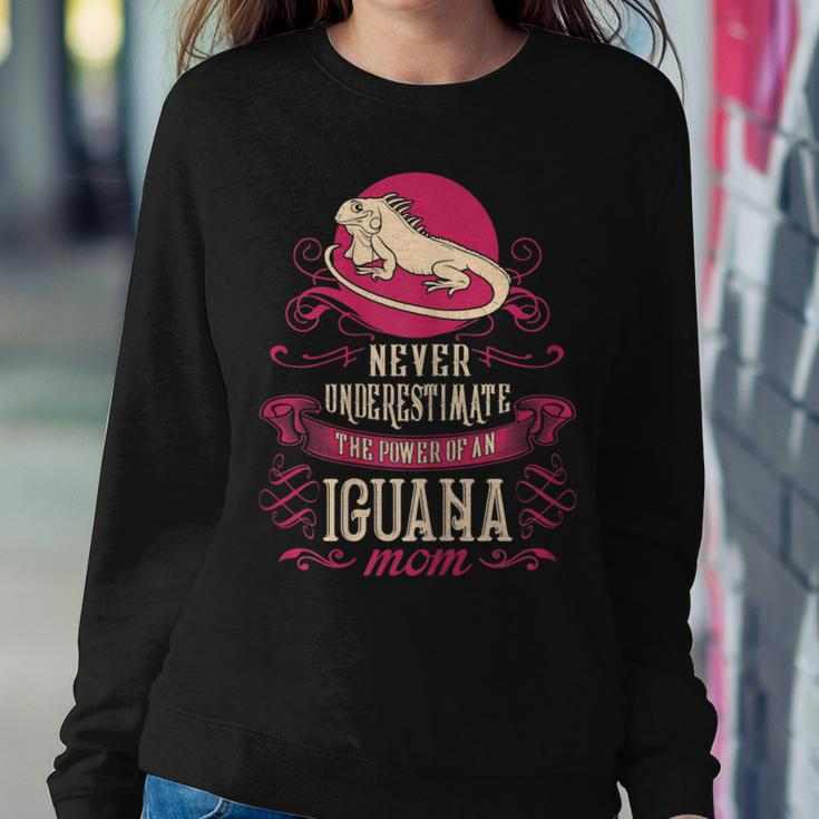 Never Underestimate Power Of Iguana Mom Women Sweatshirt Funny Gifts
