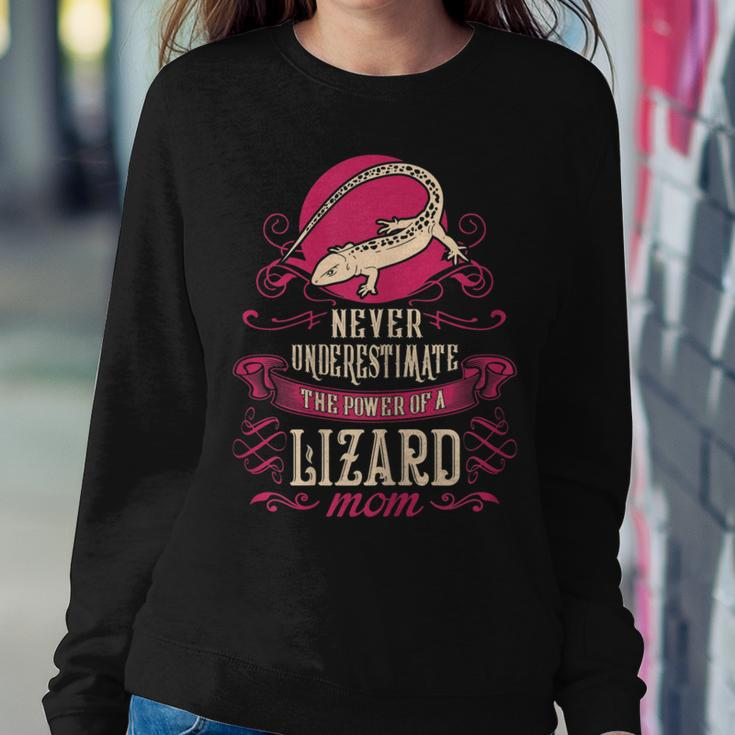 Never Underestimate Power Of Lizard Mom Women Sweatshirt Funny Gifts