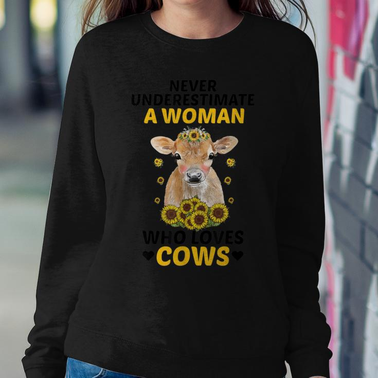 Never Underestimate A Woman Who Loves Cows Farming Lover Women Sweatshirt Funny Gifts