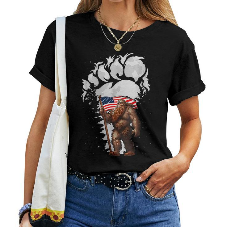 4Th Of July Bigfoot Sasquatch Holding Us American Flag Women T-shirt