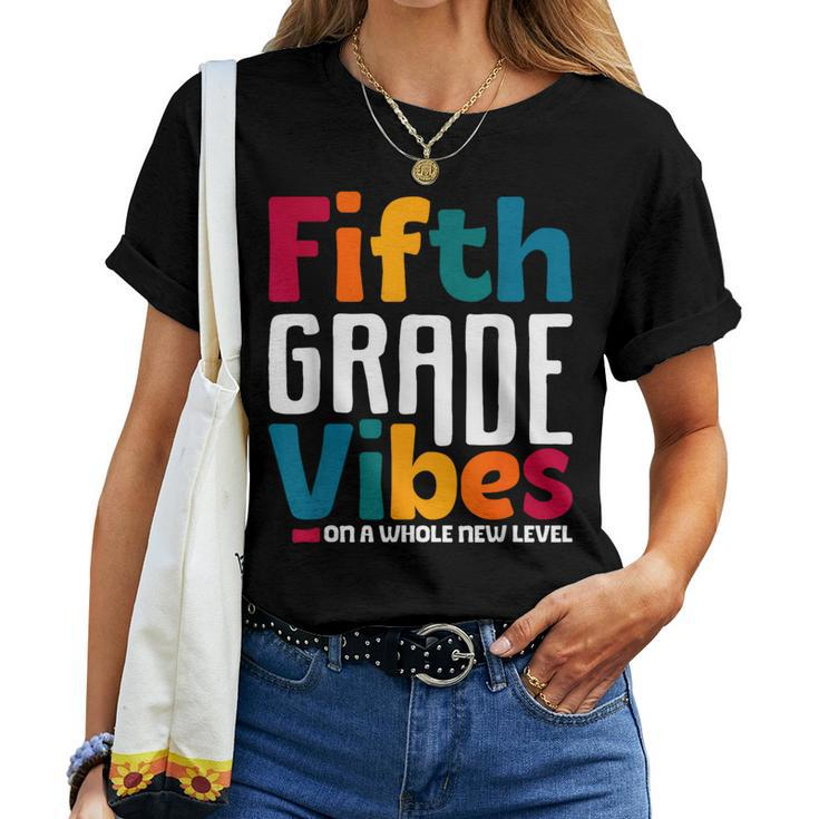 Fifth Grade Vibes Vintage 1St Day Of School Team 5Th Grade Women T-shirt