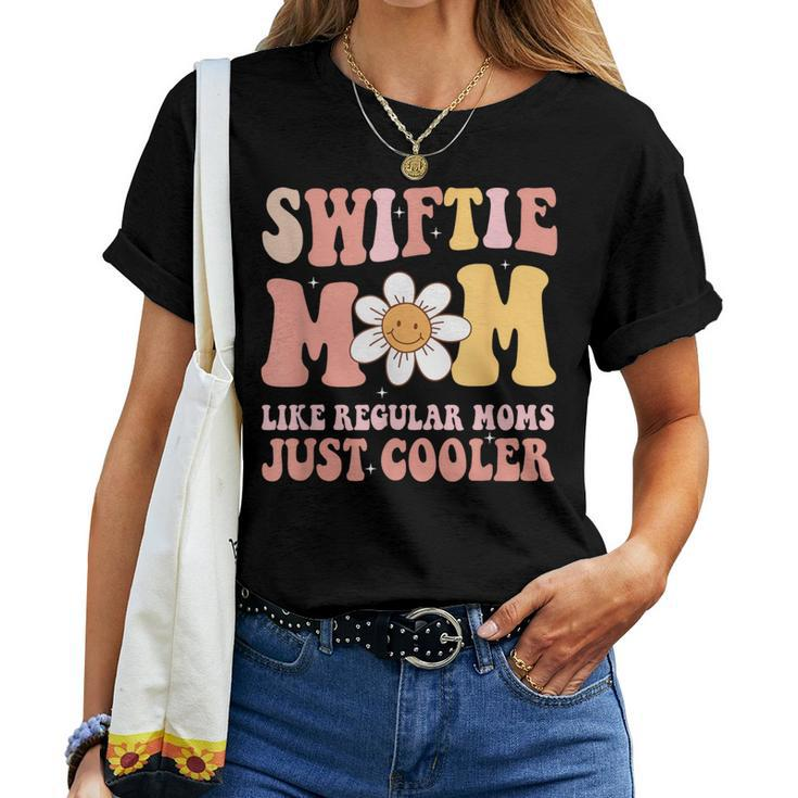 Retro Groovy It's Me Hi I'm The Cool Mom It's Me Women T-shirt