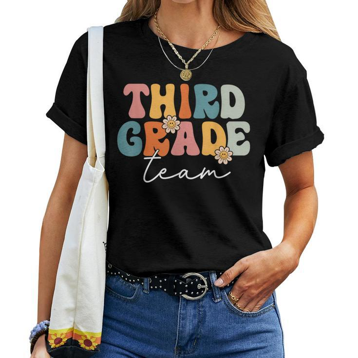 Third Grade Team Retro Groovy Back To School 3Rd Grade Women T-shirt