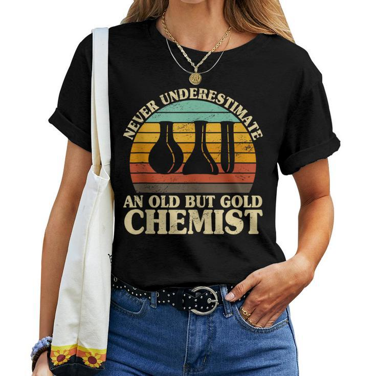 Never Underestimate An Old Chemist Nerdy Chemistry Teacher Women T-shirt