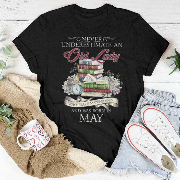 Never Underestimate An Old Lady Reads Many Books And Was Bor Women T-shirt Unique Gifts