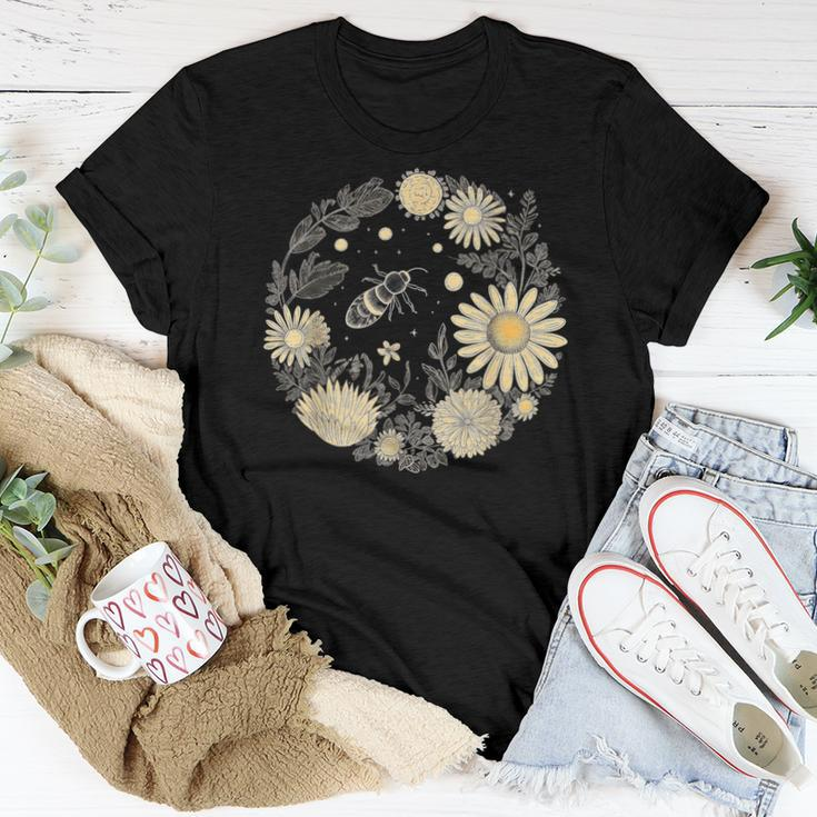Vintage Beekeeping Daisy Flower Wreath Bee Women T-shirt Unique Gifts