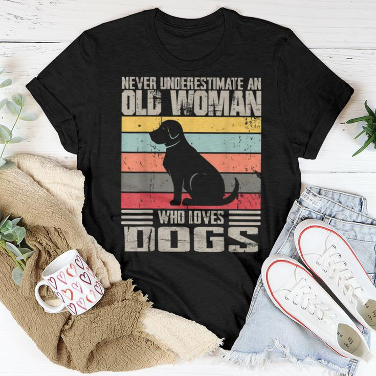 Vintage Never Underestimate An Old Woman Who Loves Dogs Cute Women T-shirt Funny Gifts