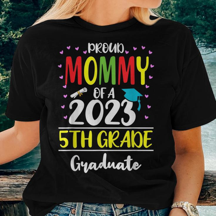 Funny Proud Mommy Of A Class Of 2023 5Th Grade Graduate Women T-shirt Gifts for Her