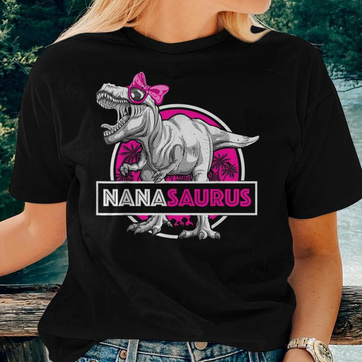 Nanasaurus T-Rex Matching Grandma Saurus Dinosaur Women T-shirt Gifts for Her