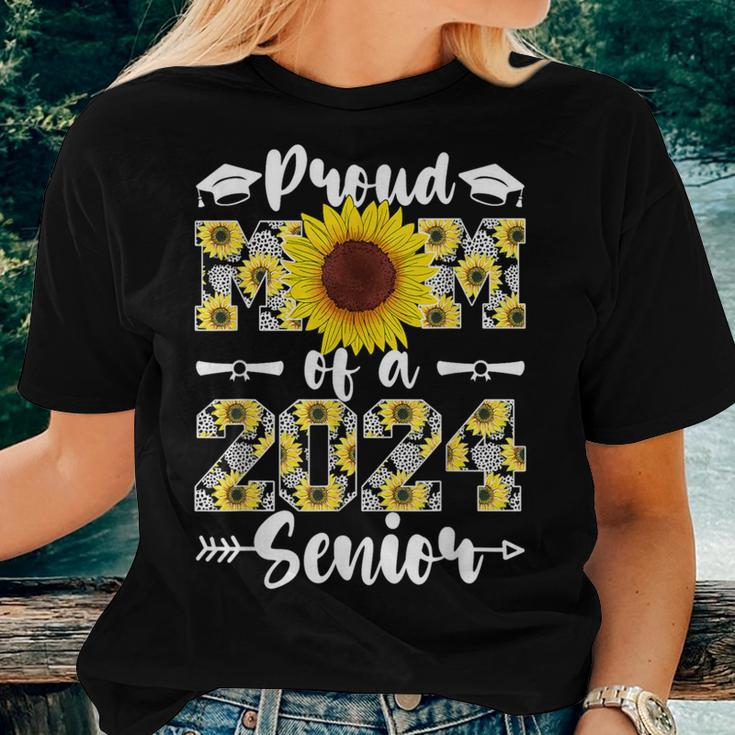 Proud Mom Class Of 2024 Senior Graduate Sunflower Senior 24 Women T-shirt Gifts for Her