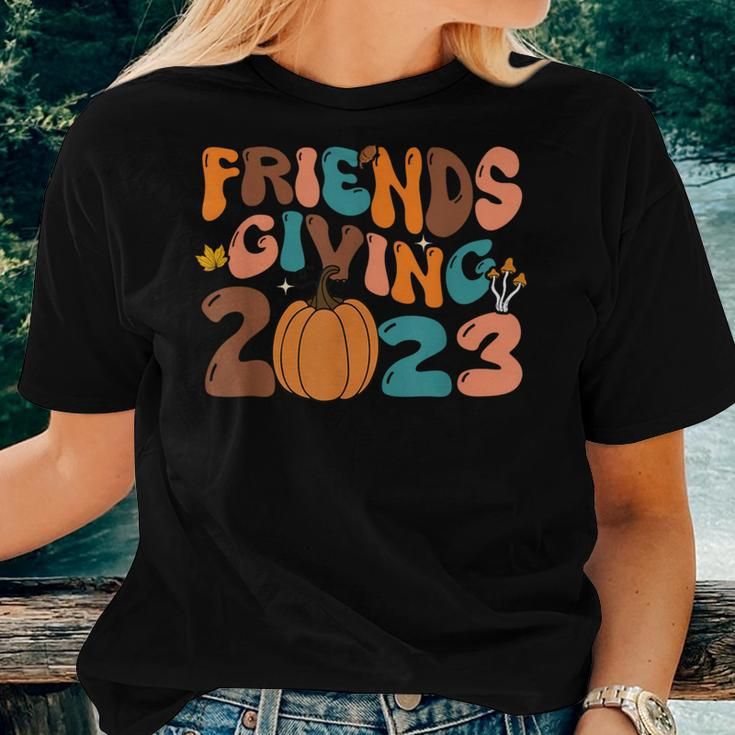Retro Groovy Friends Giving 2023 Thanksgiving Friendsgiving Women T-shirt Gifts for Her