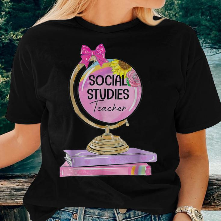 Social Studies Teacher Earth Globe Welcome Back To School Women T-shirt Gifts for Her