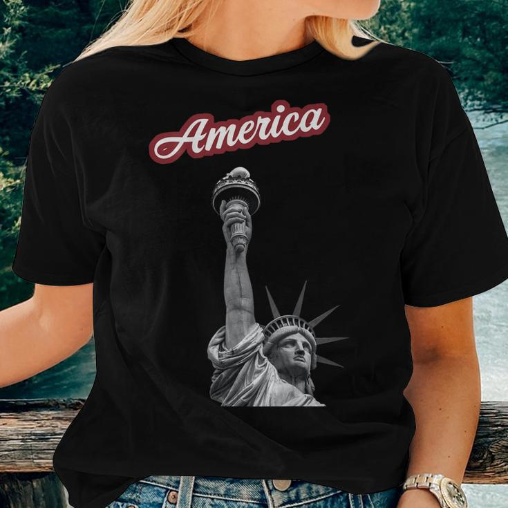 Statue Of Liberty Beer Holder Women T-shirt Gifts for Her