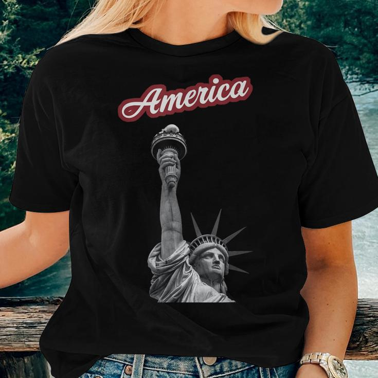 Statue Of Liberty Beer Holder Women T-shirt Gifts for Her