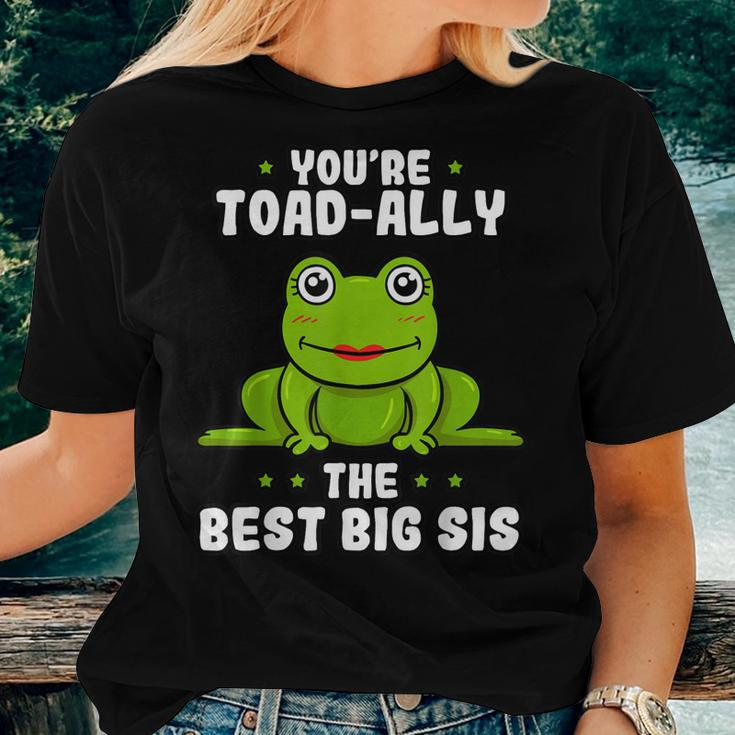 Toadally The Best Big Sis Frog Lover Toad Big Sister Women T-shirt Gifts for Her
