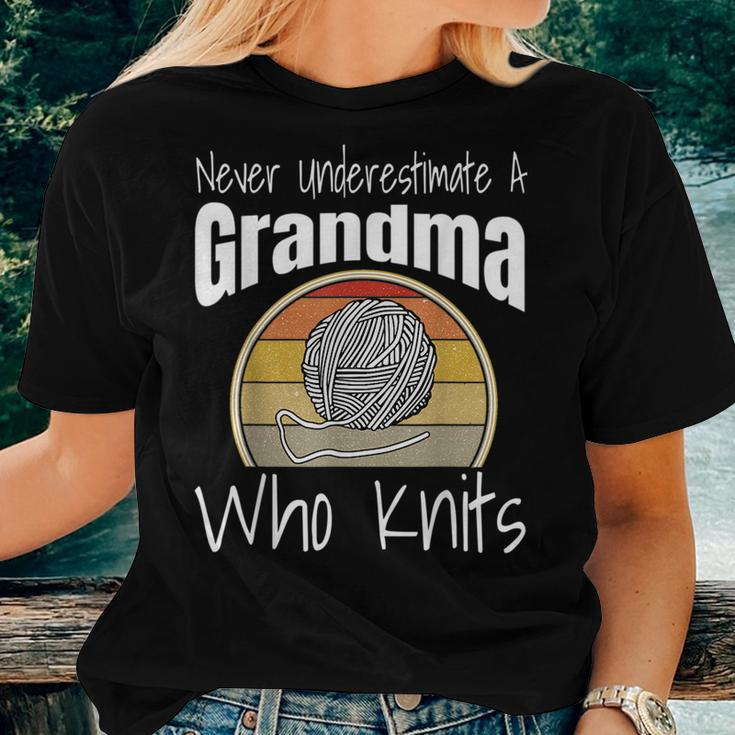 Never Underestimate A Grandma Who Knits Knitting Retro Funny Women T-shirt Gifts for Her