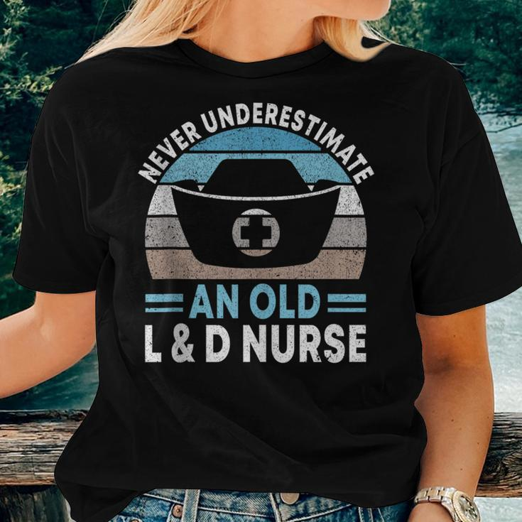 Never Underestimate An Old L & D Nurse L&D Nurse Nursing Women T-shirt Gifts for Her