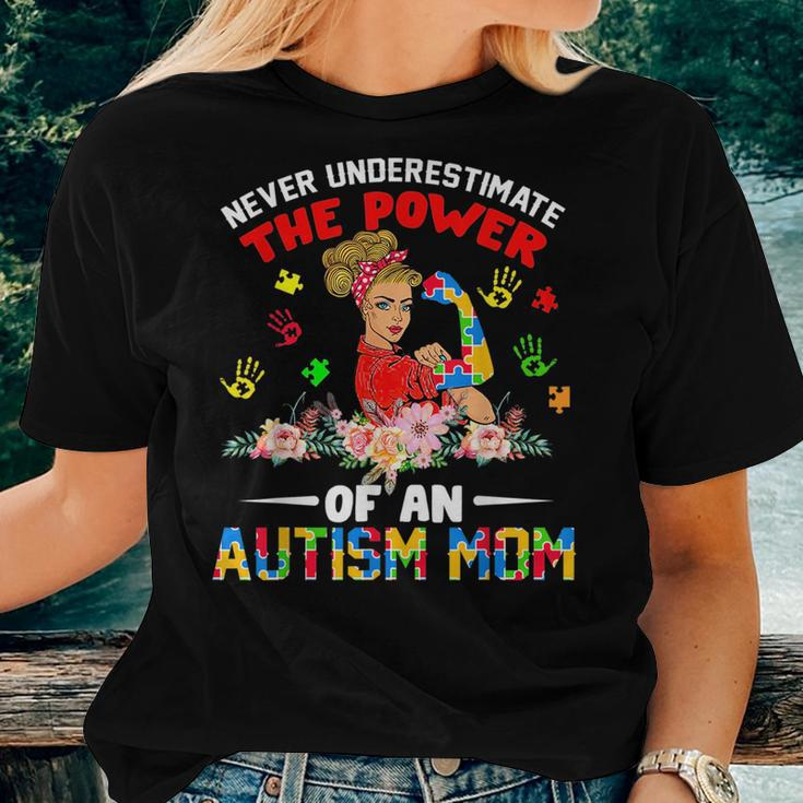 Never Underestimate The Power Of An Autism Mom For Mom Women T-shirt Gifts for Her