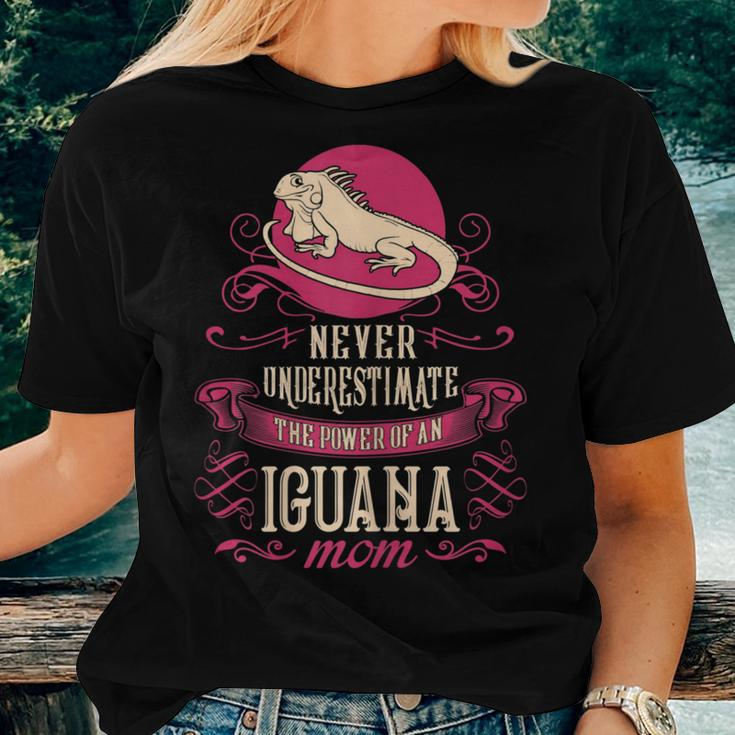 Never Underestimate Power Of Iguana Mom Women T-shirt Gifts for Her