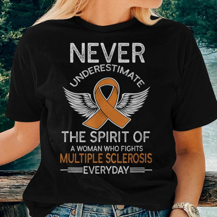 Never Underestimate Retro A Woman Fights Multiple Sclerosis Women T-shirt Gifts for Her