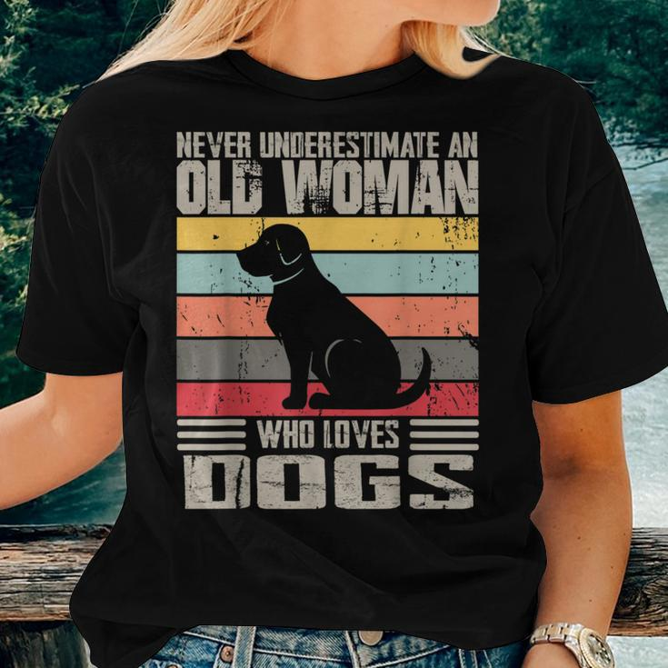 Vintage Never Underestimate An Old Woman Who Loves Dogs Cute Women T-shirt Gifts for Her